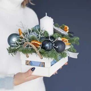 Катя двигает тяжелый ящик с новогодними подарками