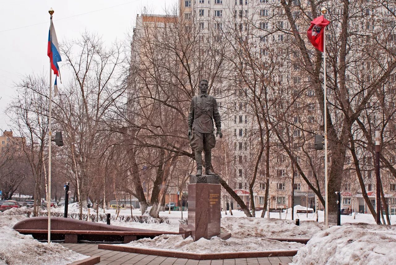 Где памятник. Памятник Талалихину в Москве. Сквер Талалихина Москва. В Талалихин улица в Москве памятник. Памятник Талалихину на улице Талалихина в Москве.