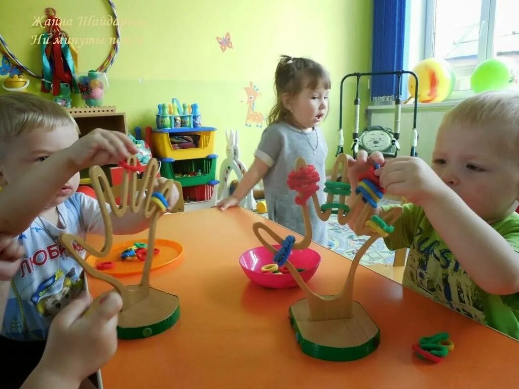 Игрушки для средней группы. Интересные занятия в саду. Познавательное вторая младшая группа. Занятия для детей младшей группы. Игровой уголок в детском саду.