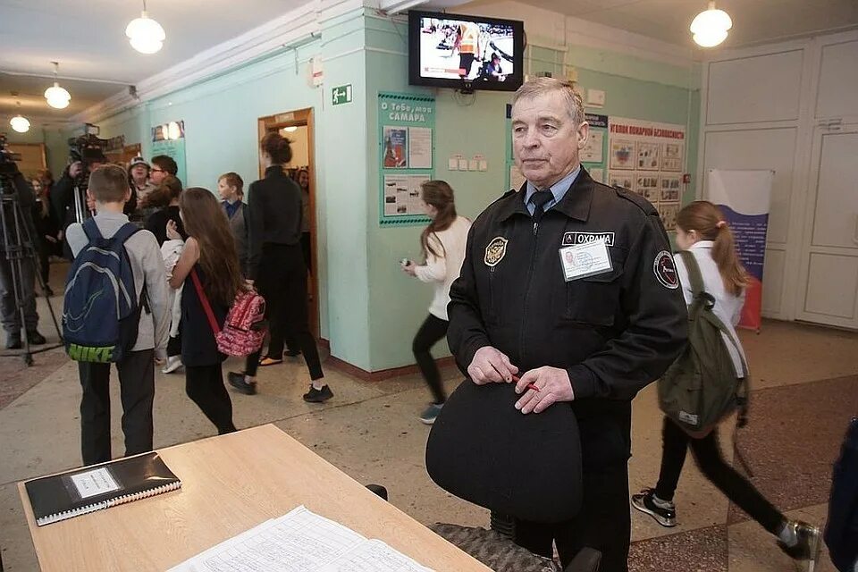 Охранник левый берег. Охрана в школе. Охранник в школе. Физическая охрана школ. Охрана университета.