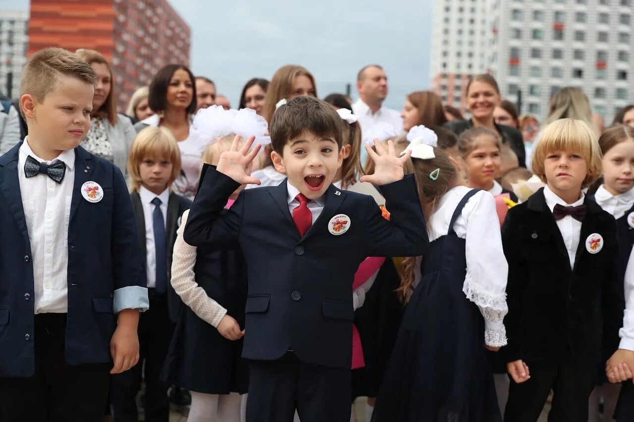 Какого сентября 2015. Первоклассники 2025. 1 сентября первоклашки 2025г. первоклашки 2025 года. линейка в школе 2025.