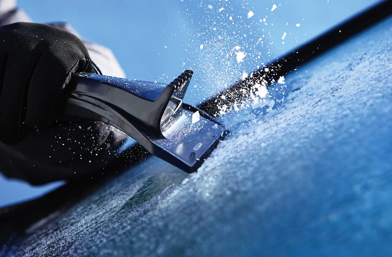 Почистить лед. Лобовое стекло в снегу. Ледоруб-топор (скребок ледоруб). Лед на стекле автомобиля. Почистить лед.