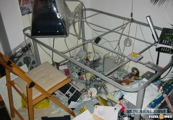 Нико разбил стол. Стол со стеклом. Стол альста икеа. Ножки для стола из дерева. Нико разбил стол.