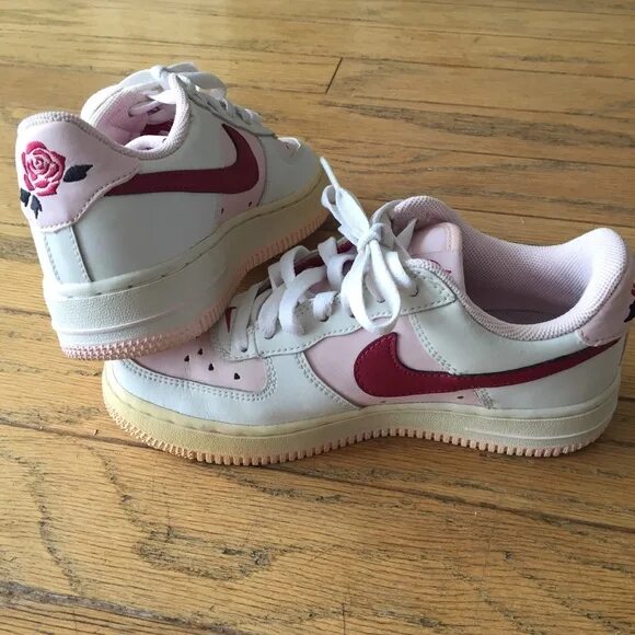 Nike Air Force 1 Valentine's. Nike Air Force 1 Valentines Day. Nike Force Валентинес дей. Nike Air Force бархатные. Найк с сердечками