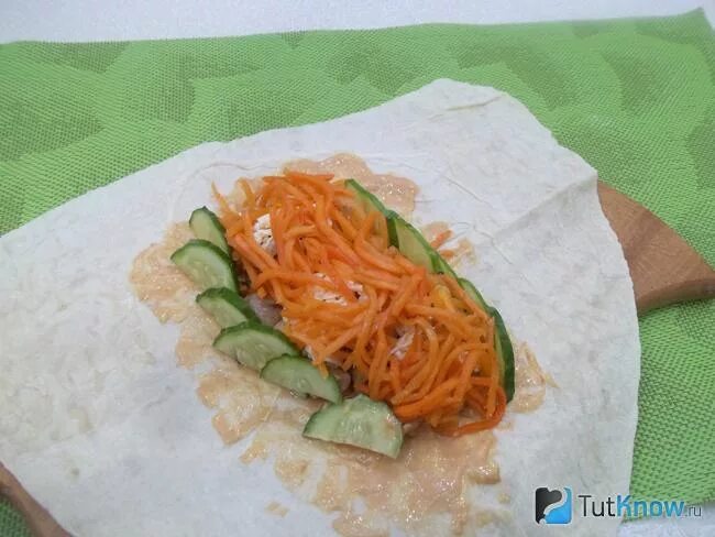 Рулет из лаваша с крабовыми палочками и корейской морковкой. Рулетики из лаваша с корейской морковкой. Рулет из лаваша с морковью по-корейски. Лаваши морковью и огурцом. Рулет из лаваша с ветчиной и корейской морковкой.