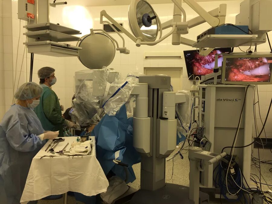 Робот провел операцию. Da Vinci робот-хирург. Хирургический робот DAVINCI. КЭТЗ хирургический робот.