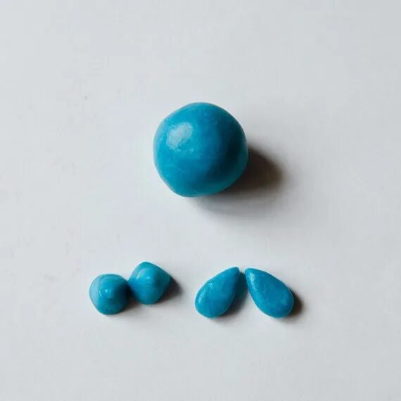 Голубой пластилин. Шарик из белого пластилина. Красивый шарик из пластилина. Синий пластилин.