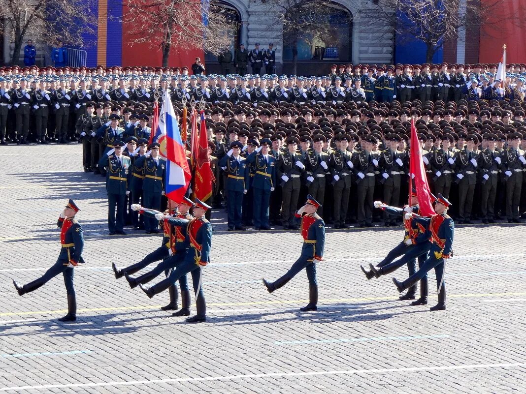 Патриотический подъем народа. Знамя Победы России. Знамя Победы на параде Победы 1988. Флаг РФ И Знамя Победы. Вынос Знамени.