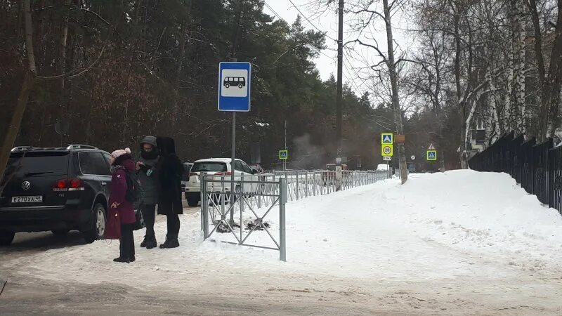 Аня ждет автобус на остановке. Остановка у 21 лицея Курск. Заграждения у остановок в Москве. Лицей 46 остановка. Куряне ждут автобус.