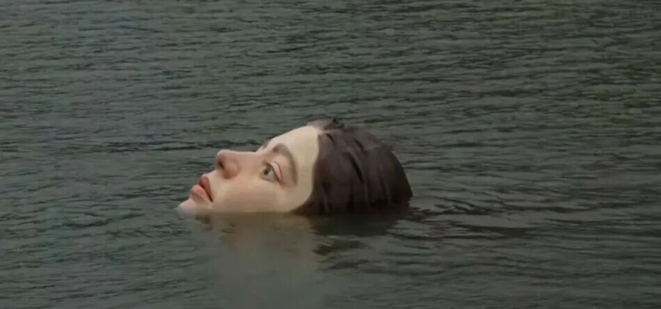 Баба без головы. Бильбао скульптура тонущей девушки. Тонущая голова в Испании. Голова девушки в воде.