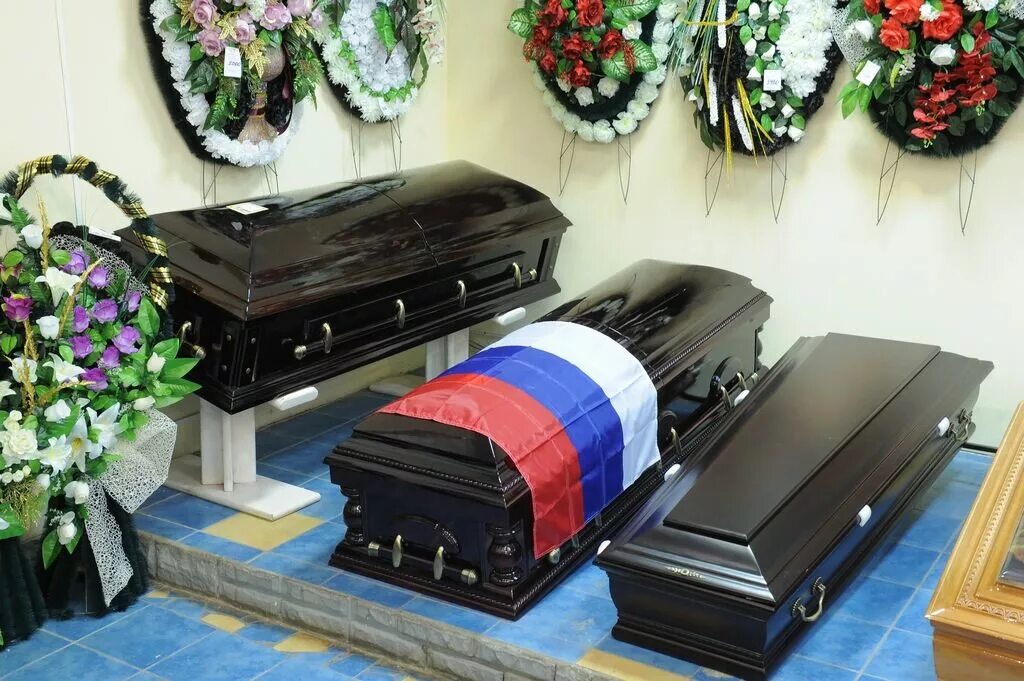 Похоронное бюро ритуальные услуги. Похоронное бюро. Ритуальные принадлежности. Магазин ритуальных услуг. Организация ритуальных услуг.