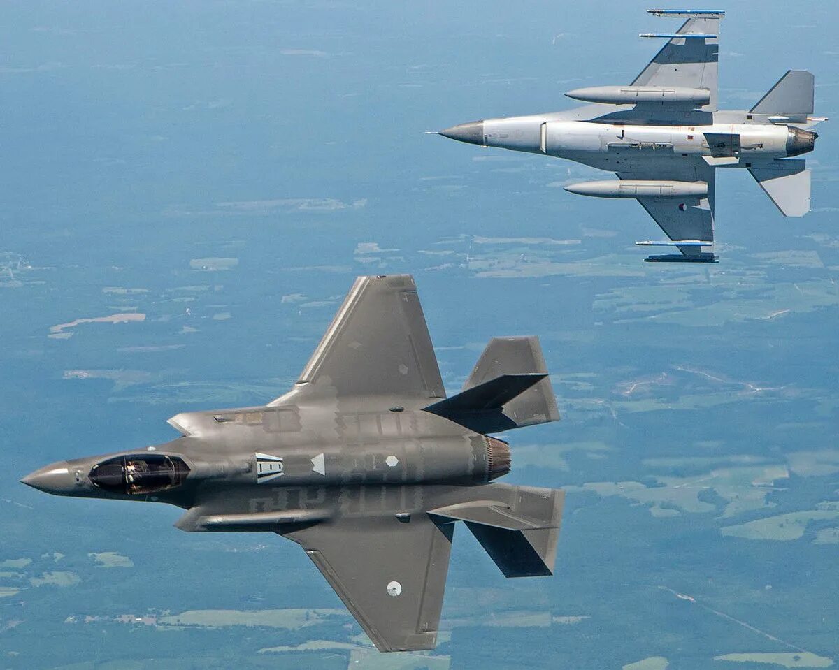 F16 vs f35. Истребитель f16 f35. F 16 F 22 f35. Истребитель США F-35. Ф 16 против