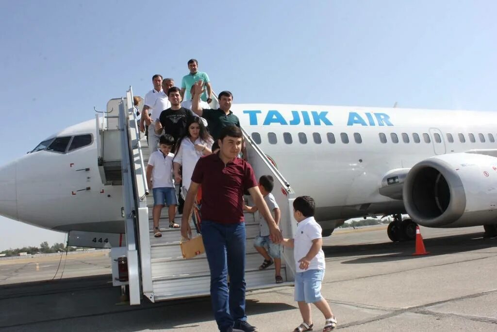 Таджики самолет. Авиакомпания Tajik Air. Аэропорт Худжанд Таджикистан. Самолет таджик Эйр. АН 28 таджик Эйр.