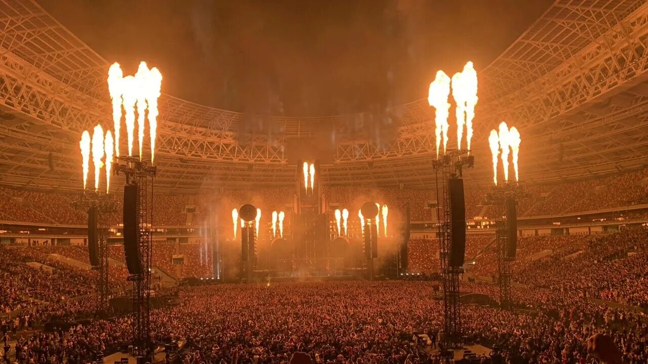 Rammstein концерт. Rammstein концерт. Концерты рамштайн 1997. Концерт рамштайна 2017. Концерт рамштайна 2017.