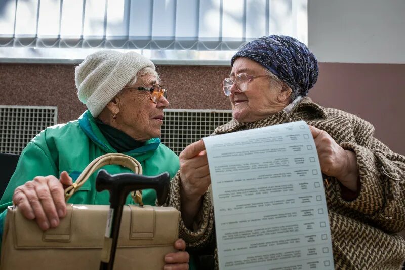 Пенсионеры голосуют. Бабушки на выборах. Румынские пенсионеры.