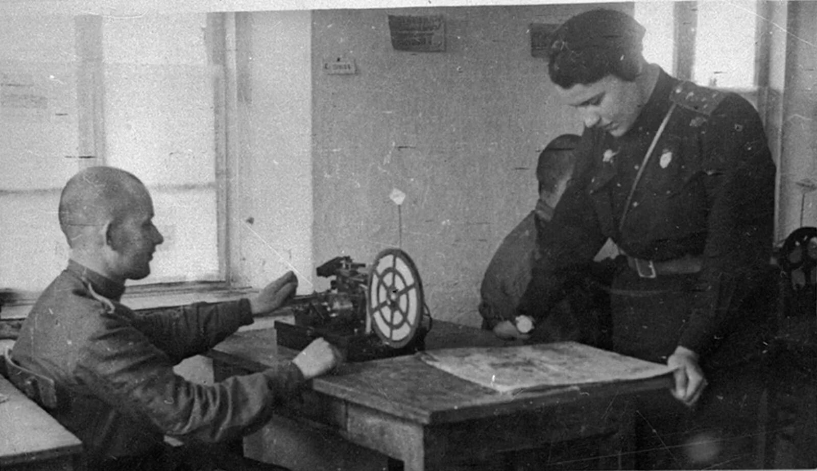 Писарь в штабе. Штаб вов. штаб авиационного полка. вов писарь в штабе.