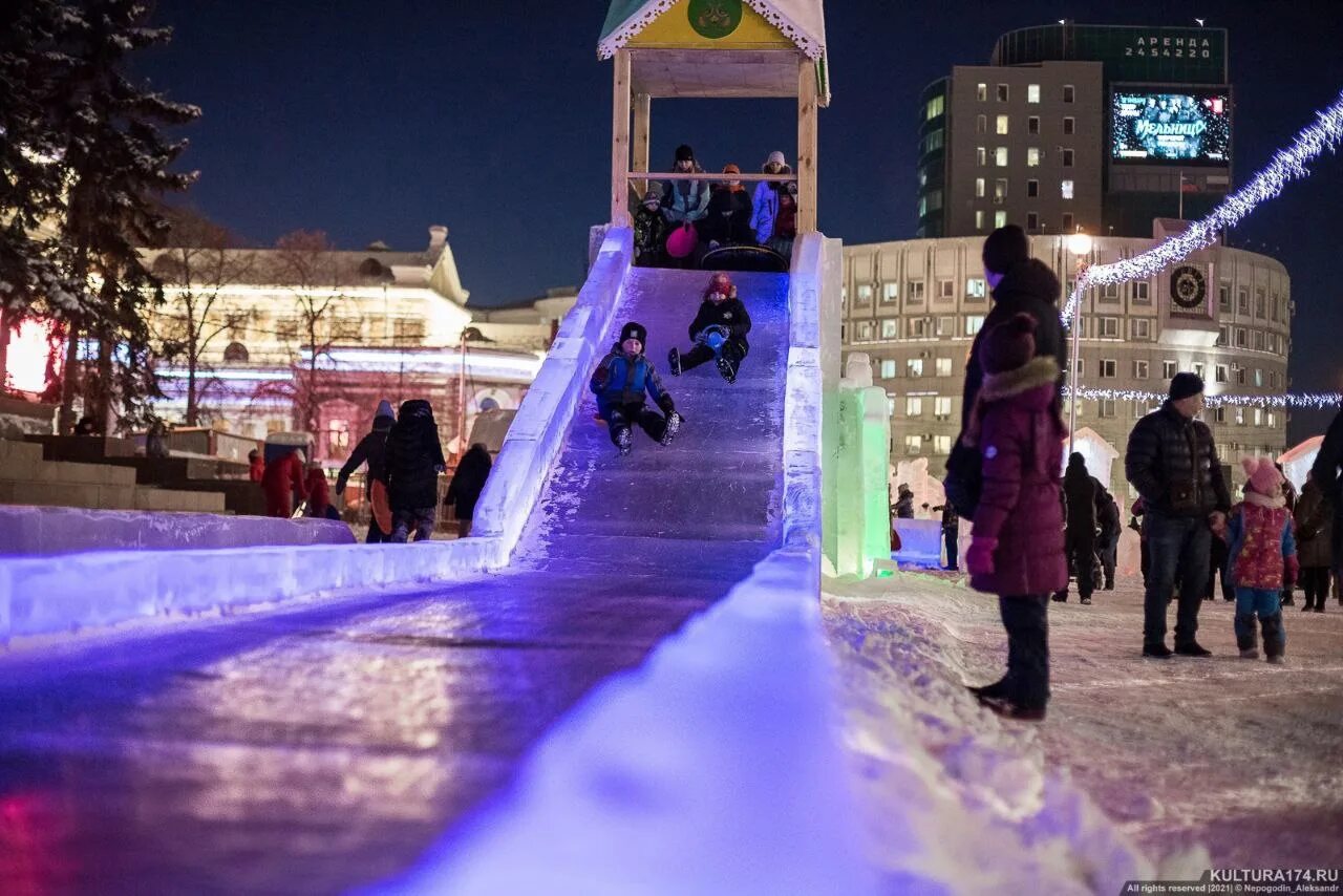 Площадь революции ледяной городок. Ледяной городок челябинск 2022. площадь революции челябинск ледовый городок. городок на площади революции челябинск 2022. снежный городок в челябинске 2022.
