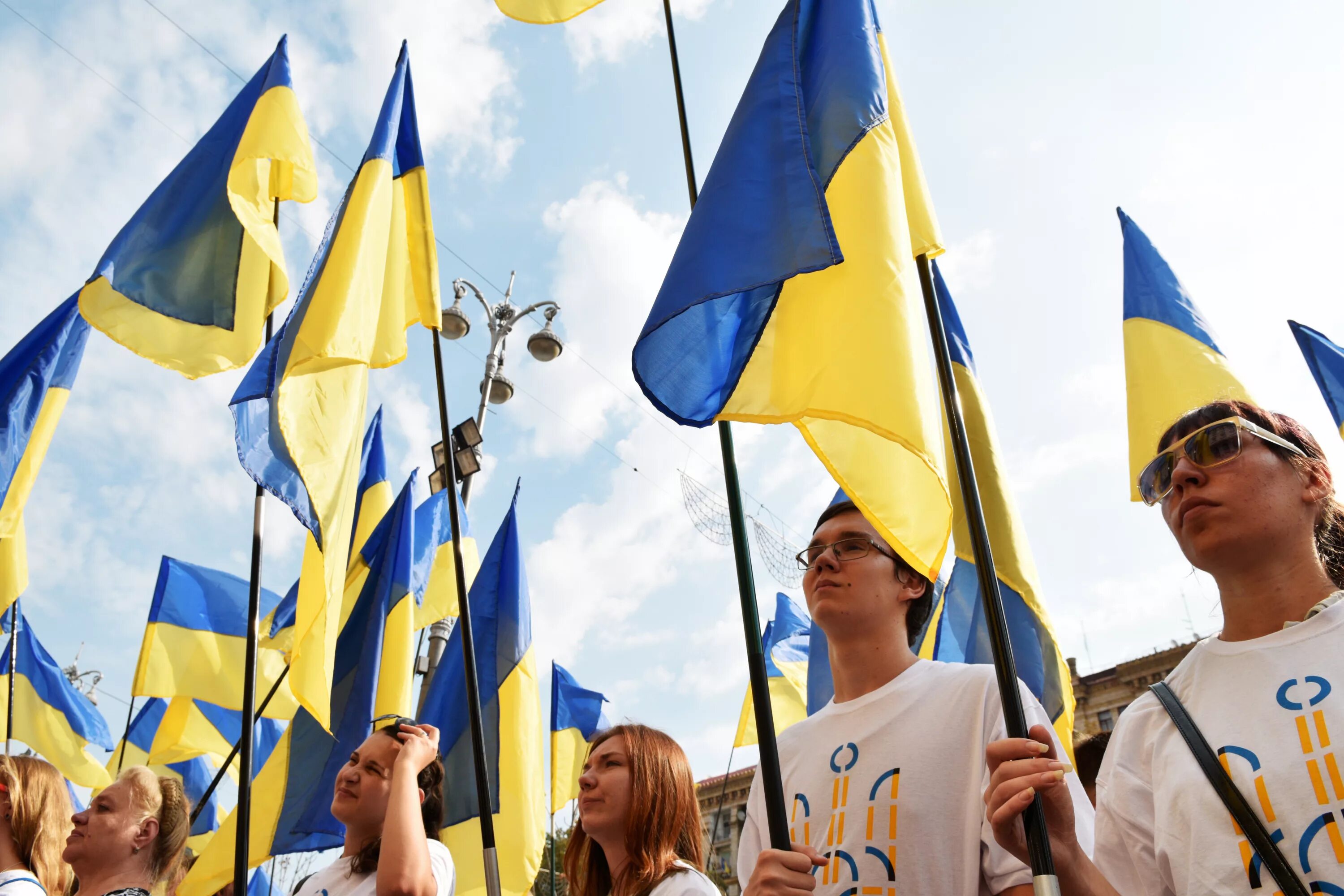 Флаг Украины. Украинцы с флагом. Флаг Евросоюза украинизированный. Флаг Демократической Украины. О чем говорят украинцы сегодня