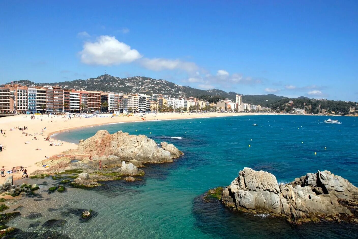 испания побережье коста брава. берег коста брава боадейа пляж. замок ллорет де мар испания. курорты коста. курорты коста.