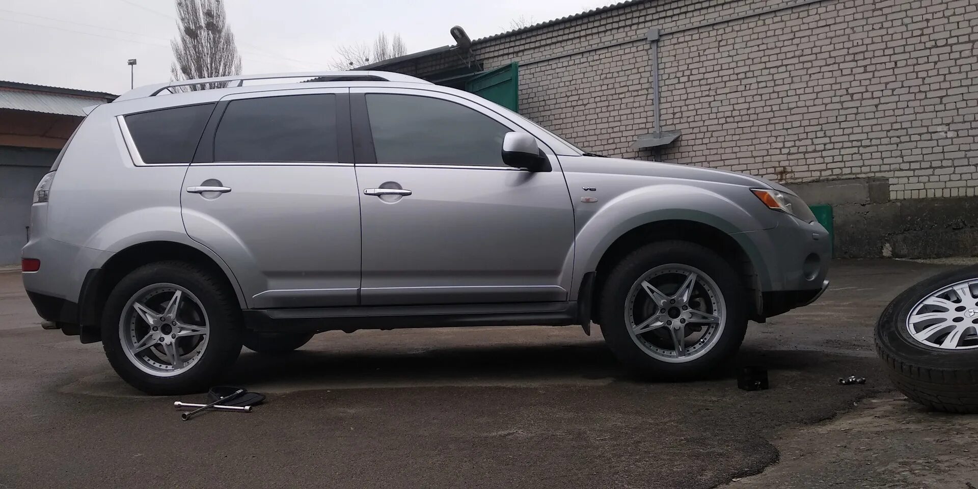 Mitsubishi outlander резина. 225/65 R18 Outlander XL. Mitsubishi Outlander XL r18. 235/60 R18 Outlander XL. Mitsubishi Outlander XL 225/65 17.