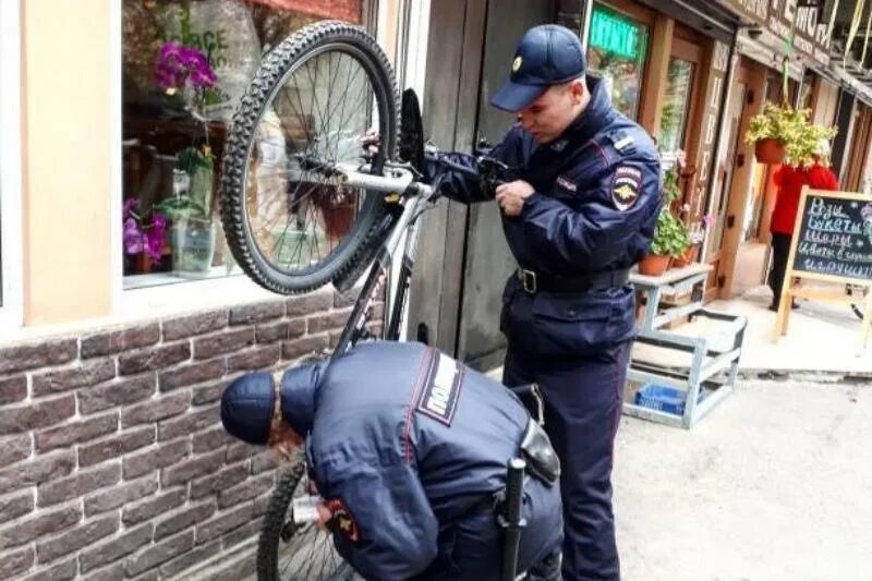 Можно ли сдать велосипед. Ломбард велосипед. Девушка полицейский. Милиция и полиция.
