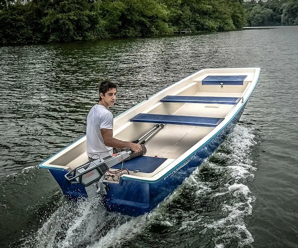 Купить лодку под мотор 5 л с. Пластиковые моторные лодки. Лодка пластиковая. Лодка пластиковая с мотором. Пластиковая лодка под Электромотор.