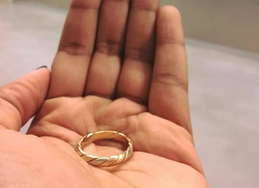 Poor girl ate wedding ring на русском. Обручальное кольцо на ладони. Обручальное кольцо в мужской ладони. Обручальное кольцо в оадоне. Обручальные кольца на ладошке.