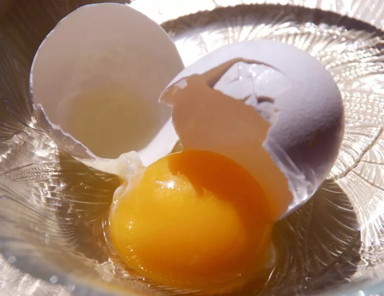 Домашние яйца желток. Цвет желтка яиц. Желток магазинного яйца.