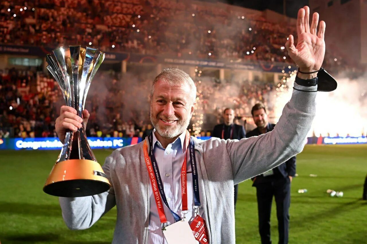 Хозяева 2025. Абрамович челси 2025. челси 2025 абрамович кубок. роман абрамович 2025. роман абрамович челси.