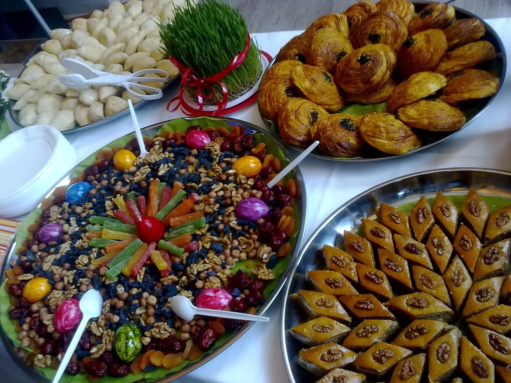 восточные блюда дастархан. чершенбе новруз. бакинский пахлава шекербура. сладости на байрам. дастархан ифтар таджикистан.