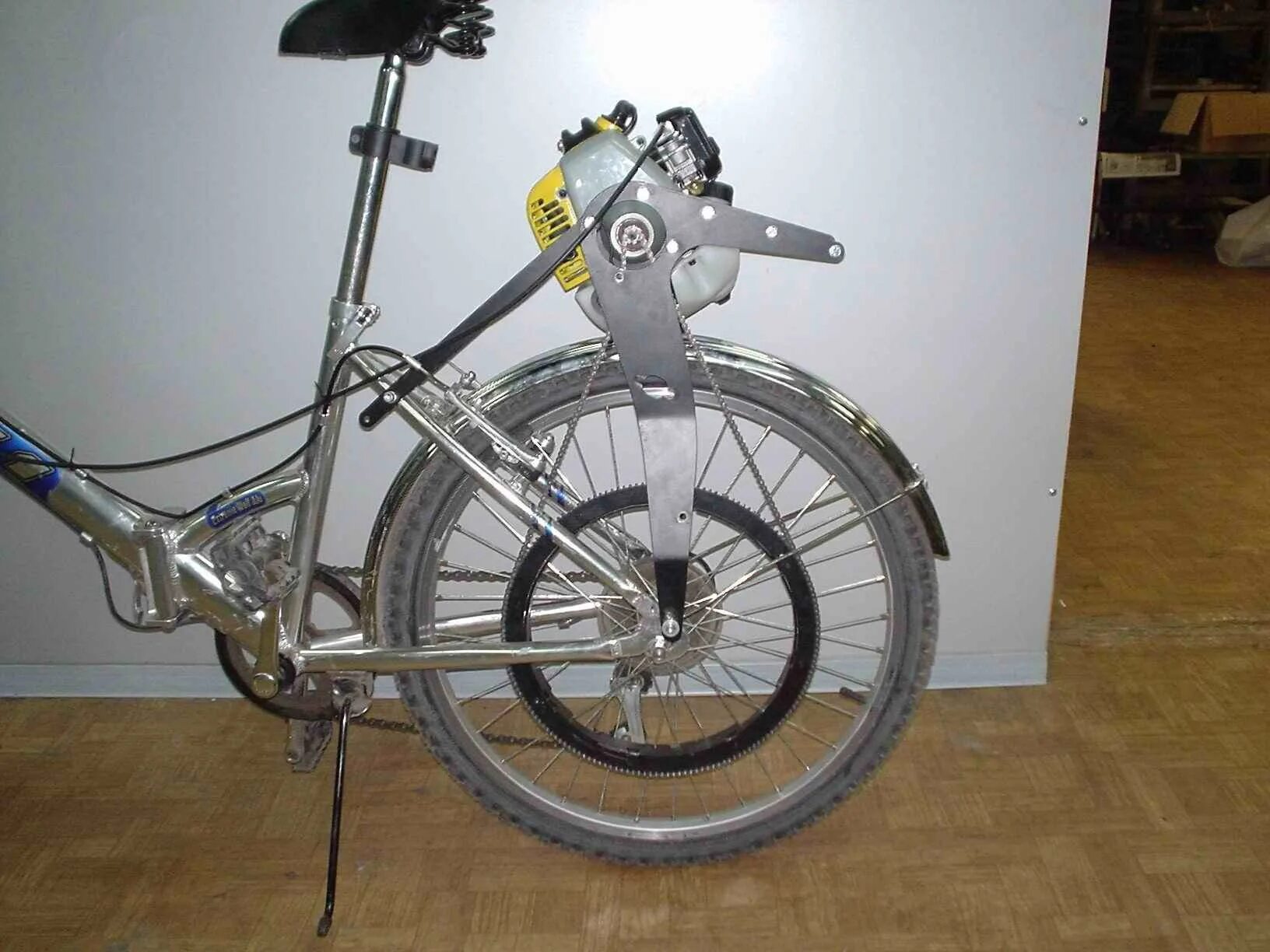 Какой двигатель на велосипеде. Подвесной велодвигатель Комета. Мотовелосипед Комета. Велодвигатель "Метеор - 1.5". Мотовелосипед f50 Forester.
