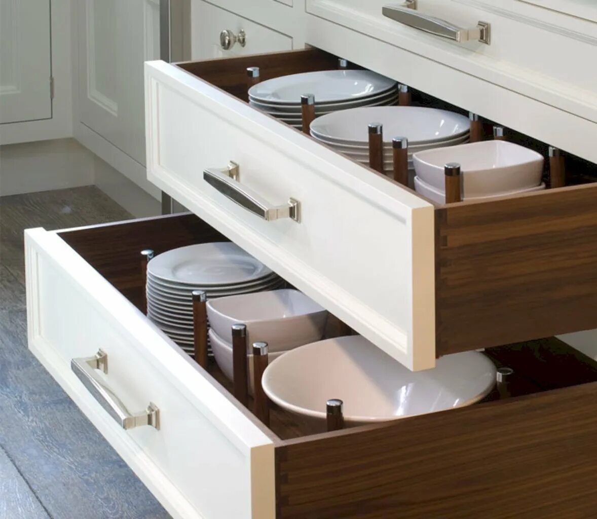 Купить ящики для хранения кухня. Кухонные ящики выдвижные. Ящики выдвижные для кухонных шкафов. Выдвижной ящик для посуды. Хранение посуды в выдвижных ящиках.