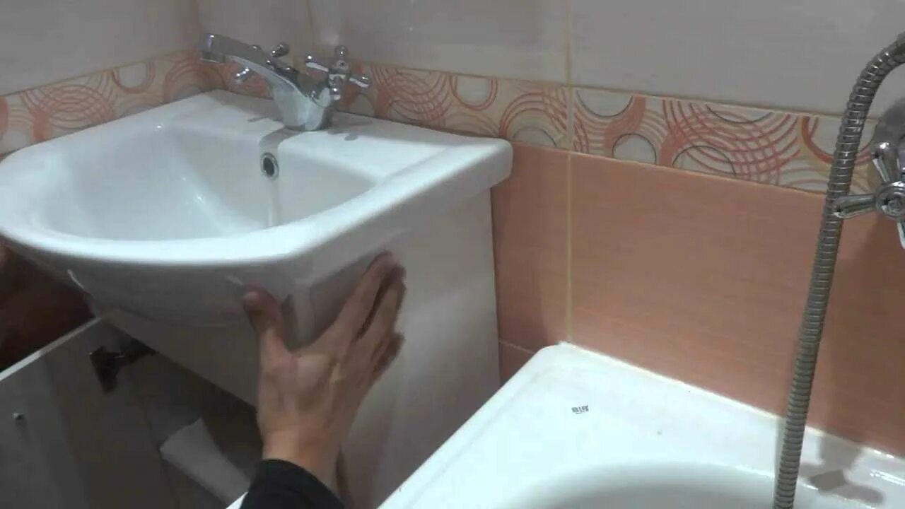 Как закрепить тумбу в ванной. Крепление раковины к тумбе в ванной. монтаж раковины с тумбой. установить раковину в ванной. крепление умывальника с тумбой.
