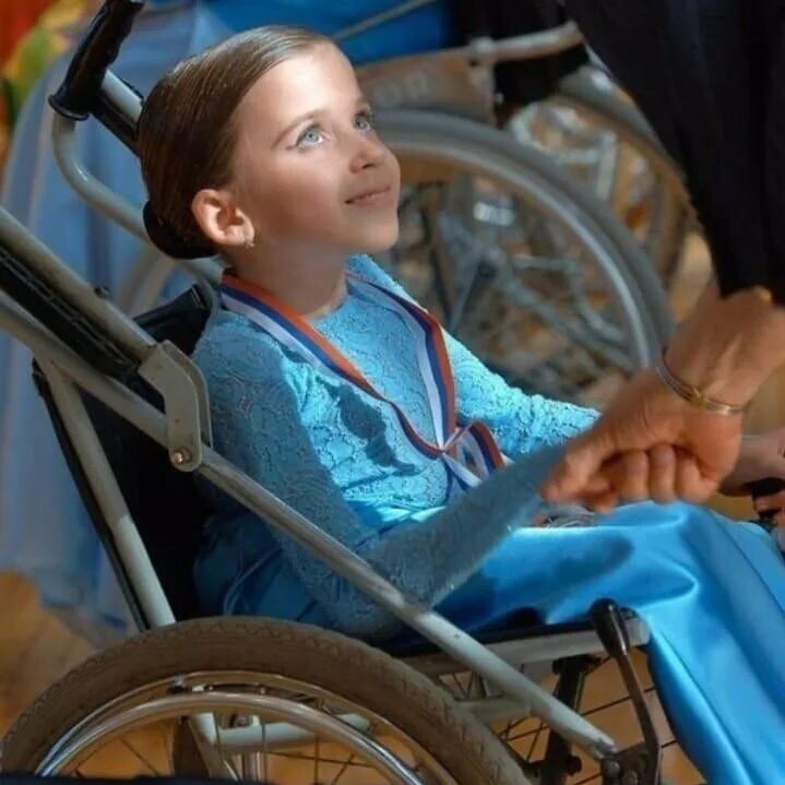 Ребенок является инвалидом детства. Дети инвалиды. Дети с ограниченными возможностями. Ребенок в инвалидной коляске.