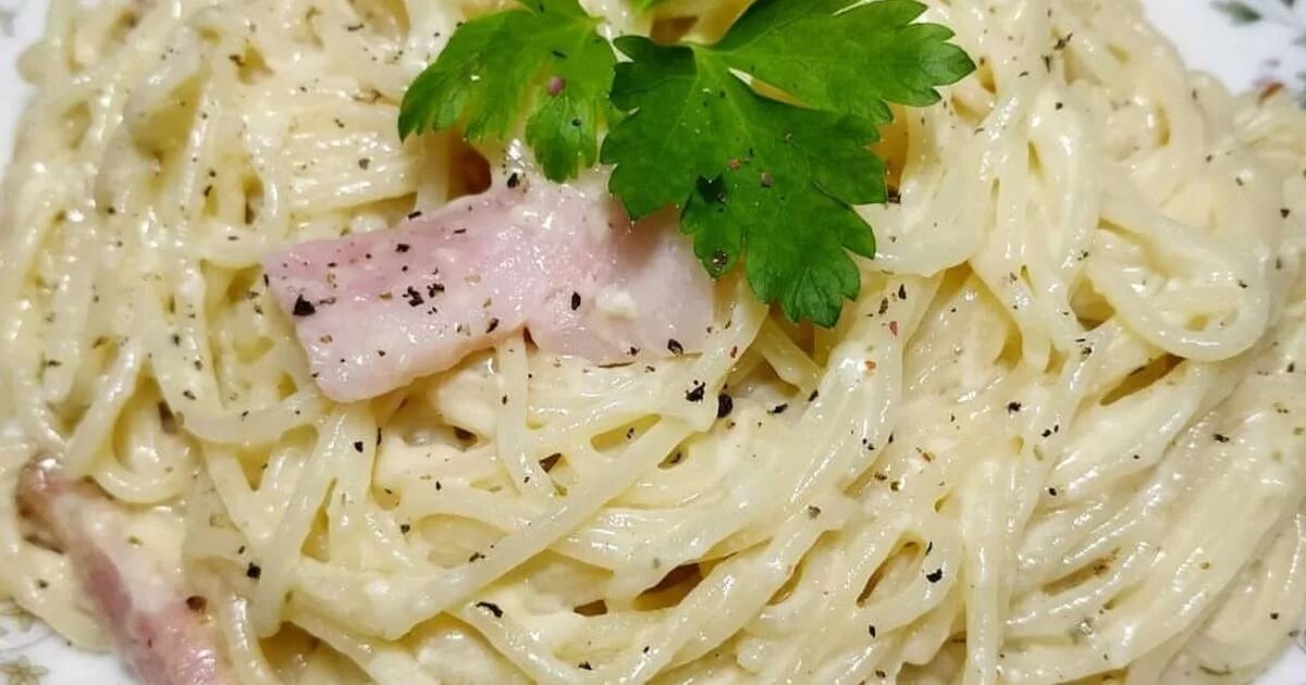 паста карбонара классический с беконом. спагетти карбонара со сливками. макароны для пасты карбонара. спагетти карбонара с беконом. паста карбонара с беконом.