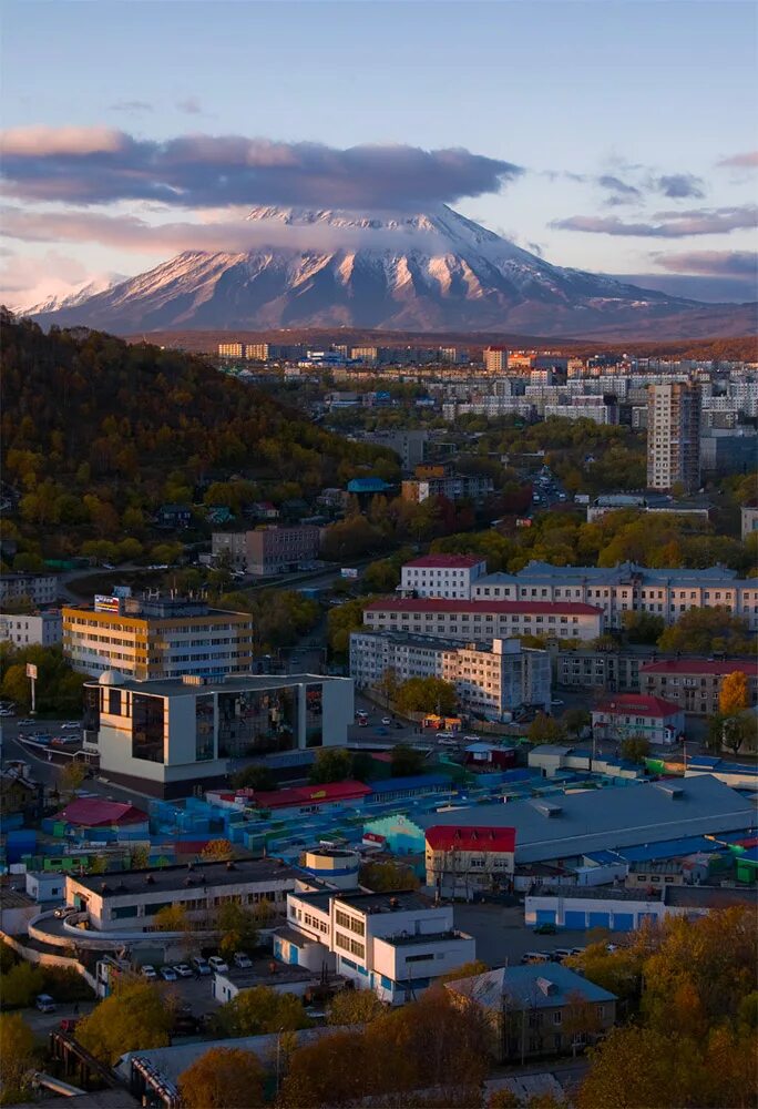Камчатка это город. Петропавловск-камчатский центр города. камчатка петропавловск-камчатский. петропавловск-камчатский площадь города. город камчатка петропавловск камчатка.
