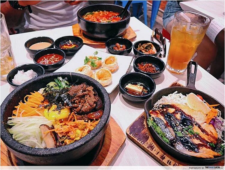 Южный обед. Корейская еда. Китайский стол с едой. Корейские национальные блюда. Традиционная корейская кухня.