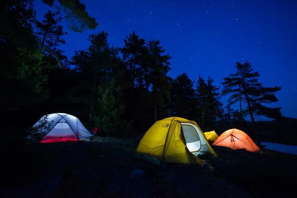 When we go camping. Палатка ночью. Ночь озеро палатка. Кемпинг заставки. Кемпинг фото.