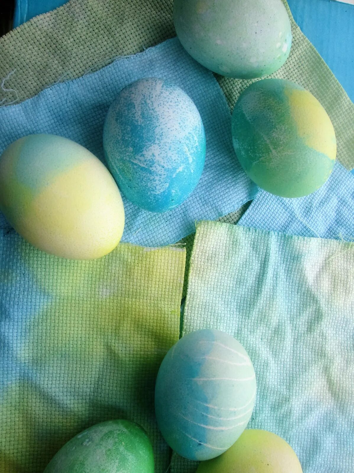 Можно ли покрасить яйца красителем. Красим яйца пищевыми красителями. Оригинально покрасить яйца на Пасху. Яйца окрашенные в пищевом красителе. Покраска яиц пищевыми красителями.