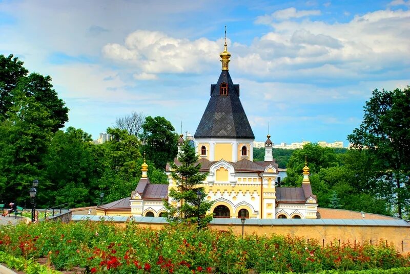 Киево-Печерский монастырь сад. Яблоневый сад Киево-Печерского монастыря. Монастырский сад Киево Печерская Лавра. Храм «Живоносный источник» Киевская Лавра.