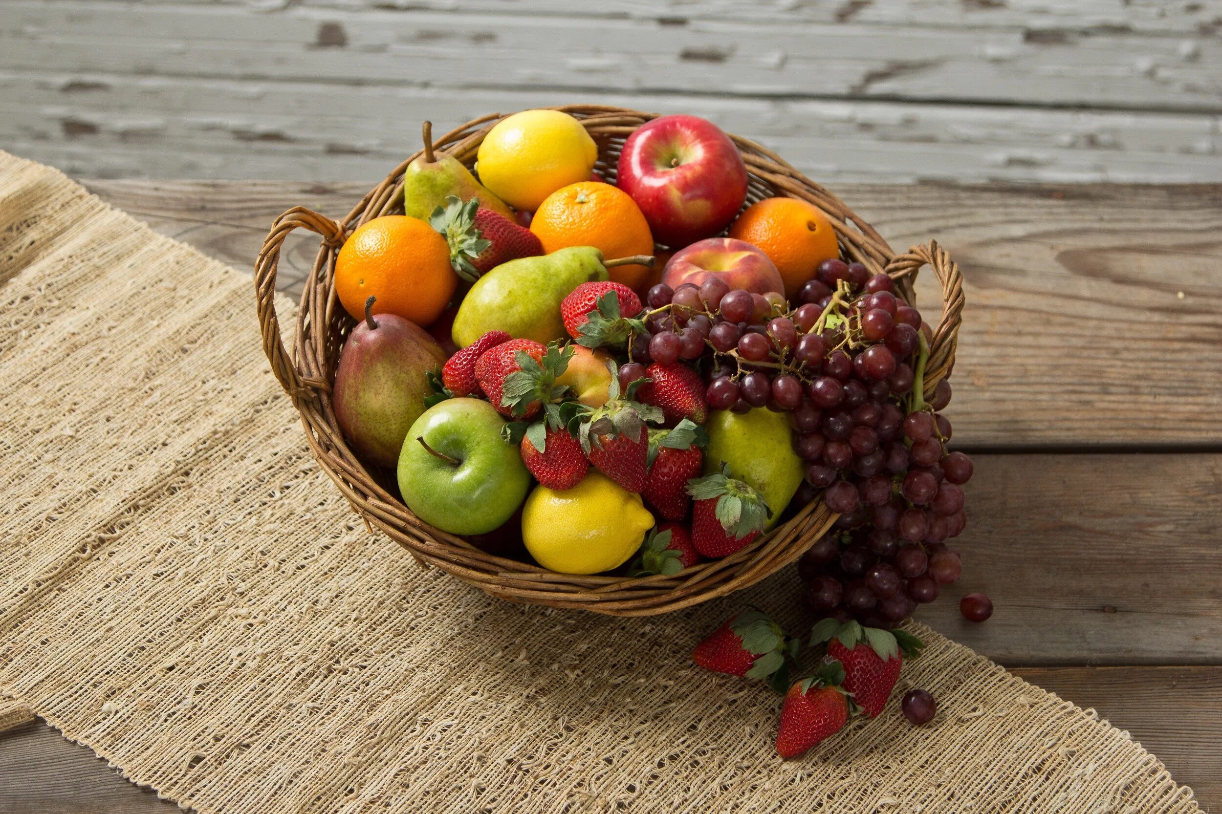 Зима лето фрукты овощи. Летние сезонные фрукты. Сезонные фрукты и ягоды. Овощи и ягоды. Овощи, фрукты, ягоды.