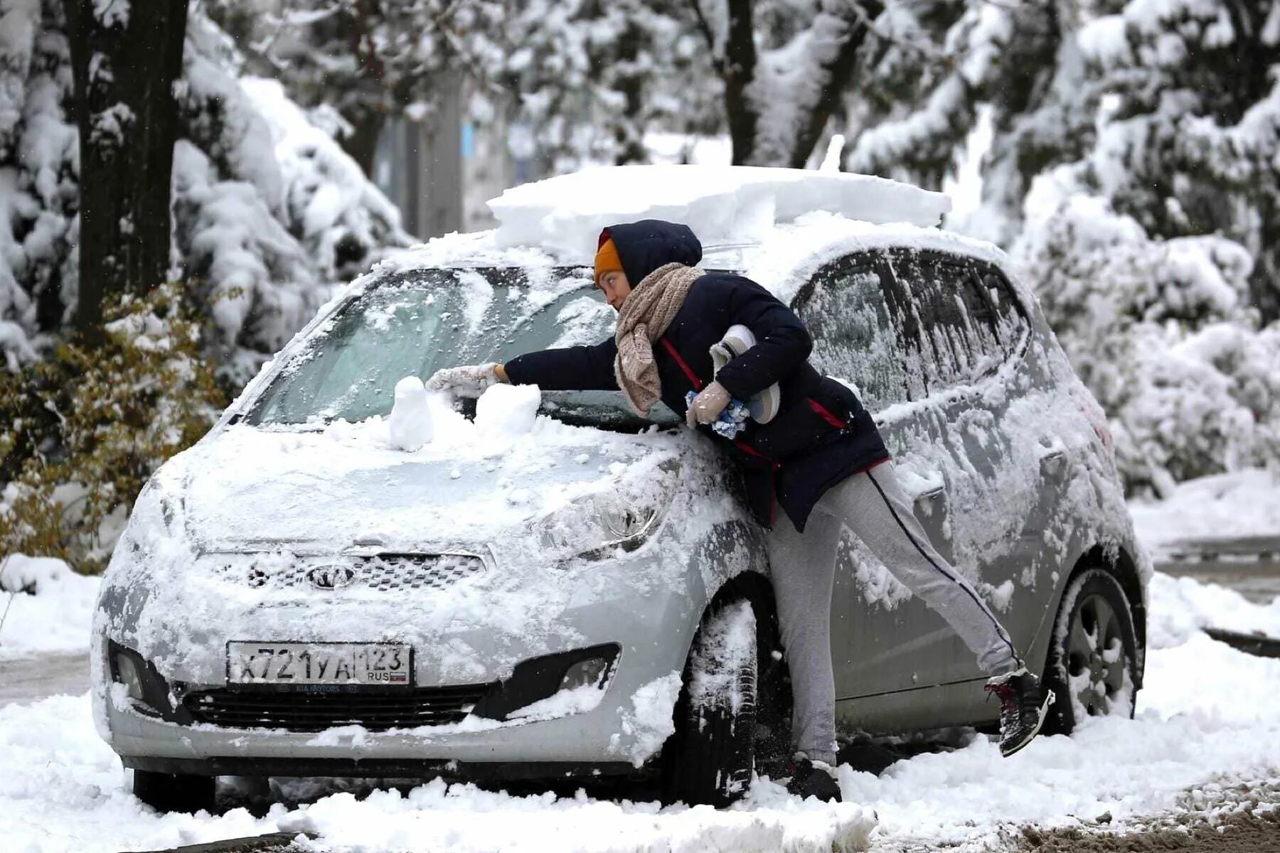 Cold car. Машина зима. Машина в снегопад. Холод в машине. Завести машину.