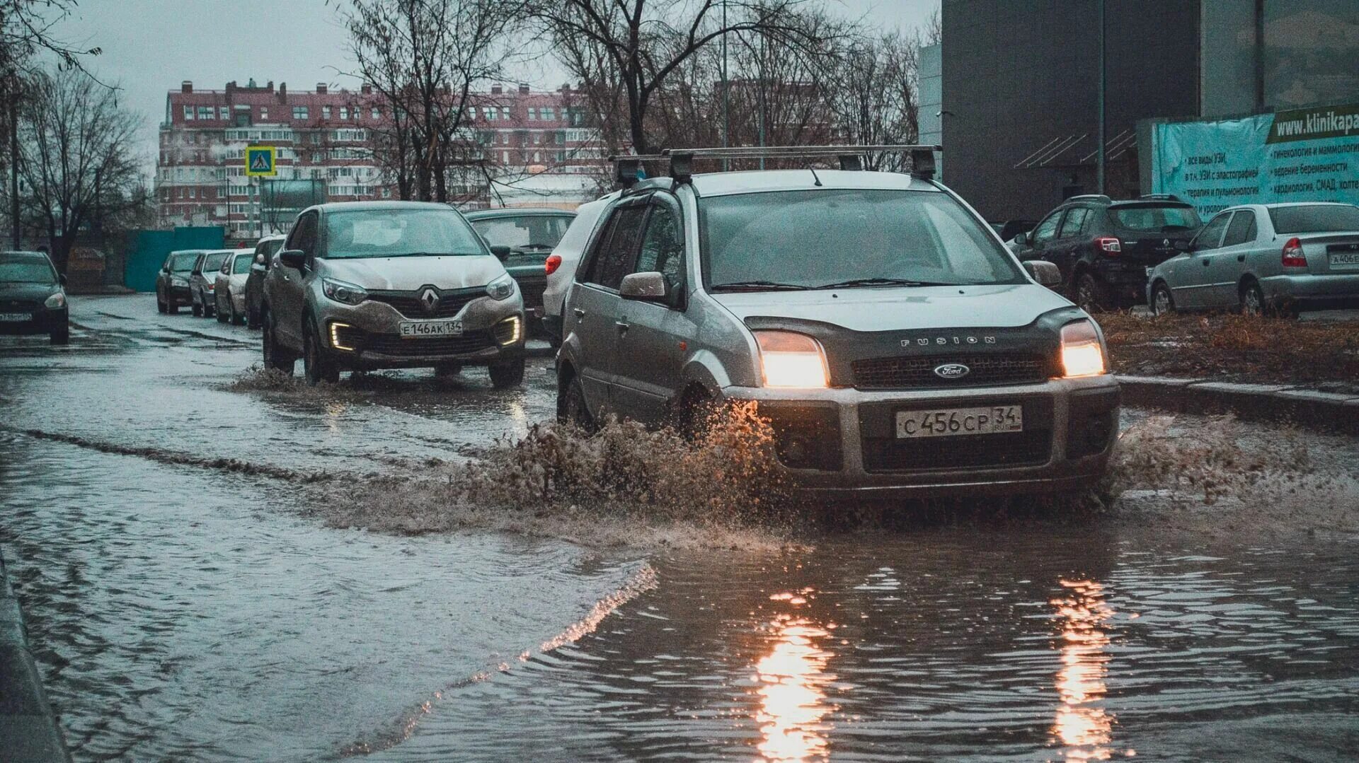 Когда примерно растает снег. Сильный дождь. Ливень в городе. Лужи. Ноябрь ливень.