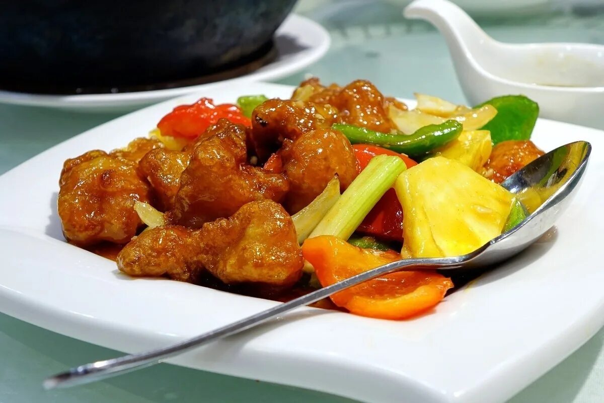 Блюда из говядины. Мясо с овощами. Китайское блюдо из говядины. Китайская кухня курица по-сычуаньски. Китайские блюда с мясом.