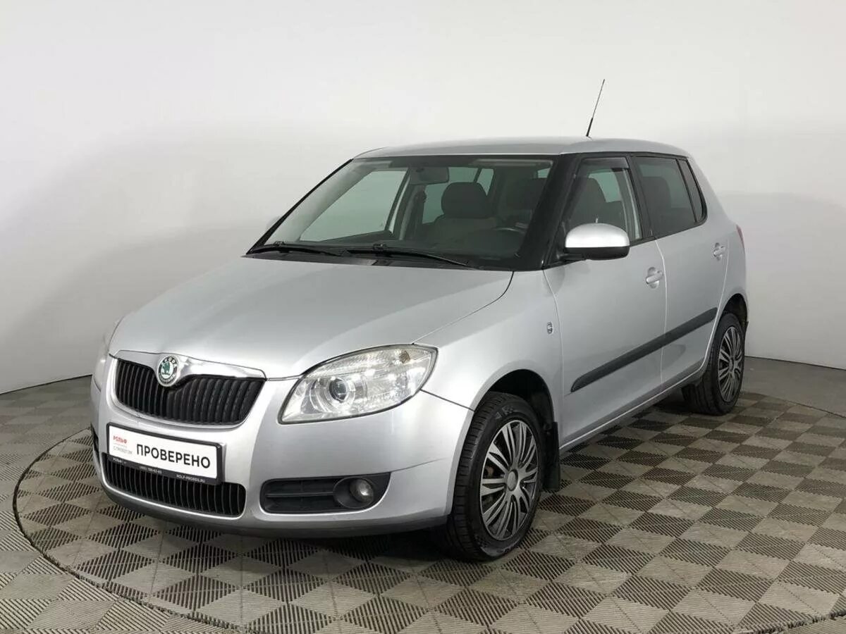 Купить шкоду фабию москва. Шкода Фабия 2 1.6. Skoda-Fabia-II-2010. Шкода Фабия 1.6. Шкода Фабия 2010 хэтчбек.