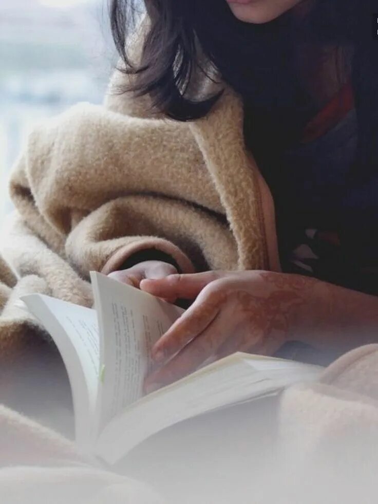 Читать книгу девушка без. Брюнетка с книгой. брюнетка с книжкой. девушка с книгой со спины. девушка брюнетка с книгой.