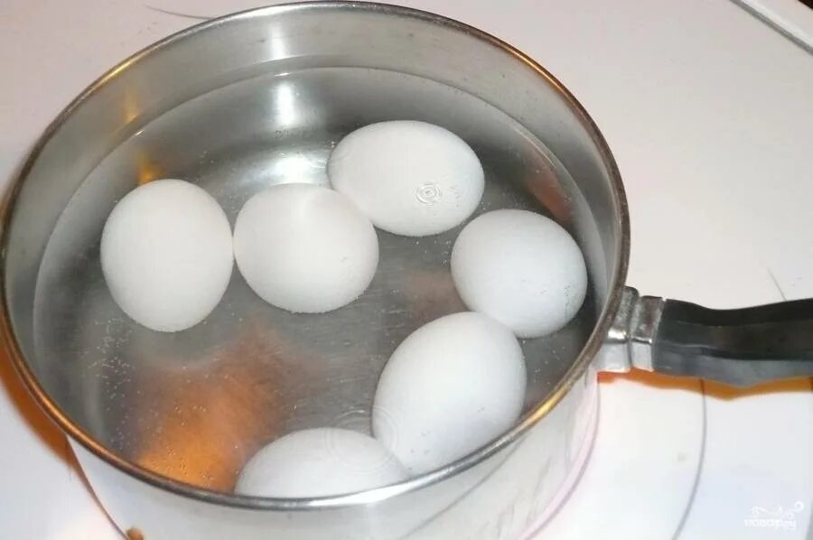 Сколько варить два яйца. Яйца в кастрюле. Отваривание яиц. Яйца варятся. Кастрюлька с яйцами.