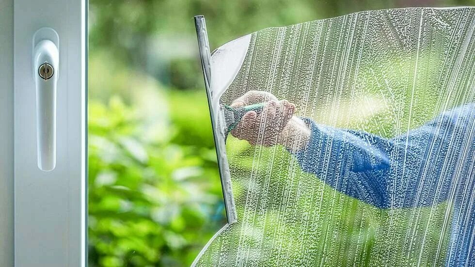 мойка окон профессиональная. мытье окон. окна пластиковые на фоне природы. мытье окон. мойка стеклопакетов.