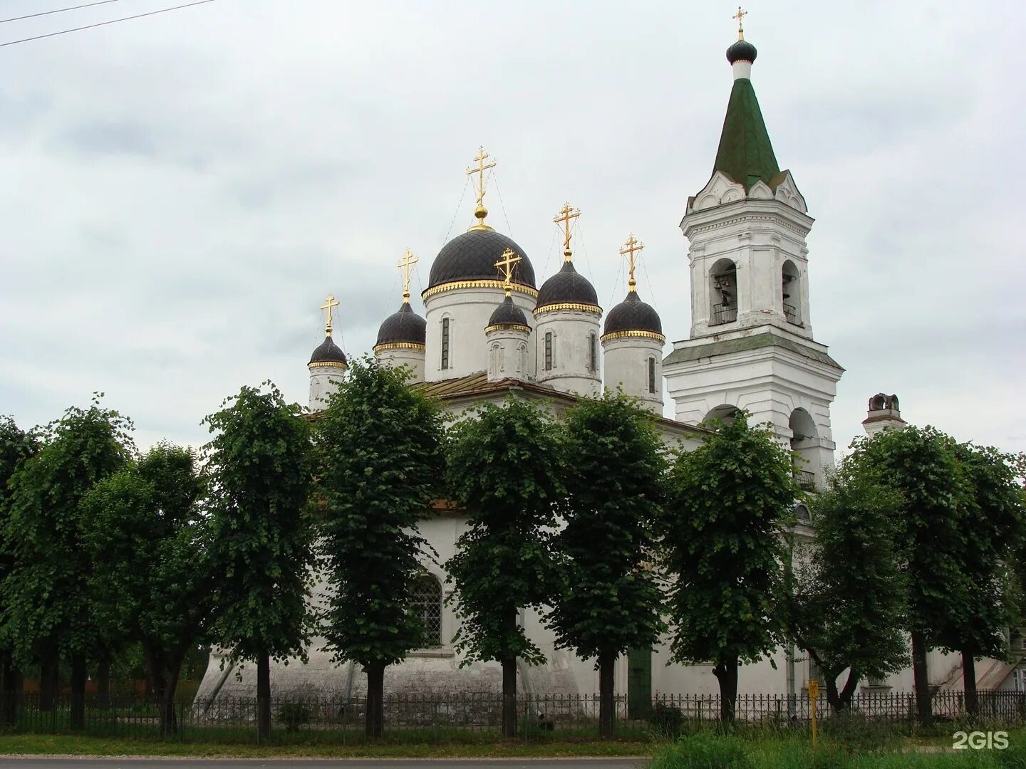 Тверь белый. Храм Троицы Живоначальной белая Троица в Твери. Белая Церковь Тверь.