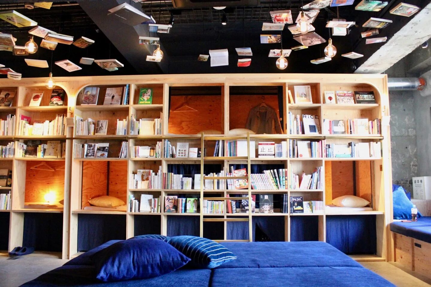 Книга хостел. Хостел book and bed, токио. book and bed tokyo, tokyo, japan. книжный отель. книжная полка токио.